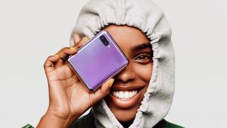 Samsung Galaxy Z Flip este un nou telefon pliabil cu clapetă, pentru domnişoarele fashioniste - inspirat de o pudrieră