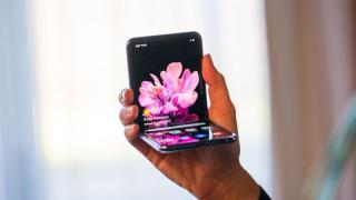 Telefoanele pliabile ar putea ajunge la 100 de milioane de unităţi livrate până în 2025