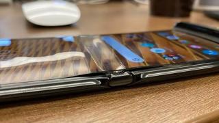 Continuă problemele pentru Moto RAZR 2019: mai nou se cojeşte fix pe mijlocul ecranului, din cauza unei bule apărute