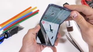 Cum stăm cu sticla UTG şi cu periile anti murdărie de pe Samsung Galaxy Z Flip? Iată disecţia lui JerryRigEverything (Video)