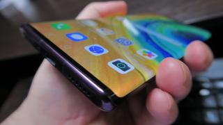 Huawei Mate 30 Pro: Design plăcut privirii, cu personalitate şi materiale premium