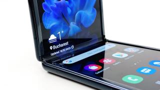 Samsung Galaxy Z Flip Unboxing: telefon pliabil cu clapetă şi balama evoluată, feminin și comod