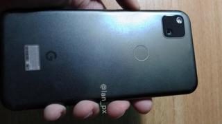 Google Pixel 4a apare în presupuse fotografii hands on, cu cameră pătrată în spate, senzor selfie decupat în ecran