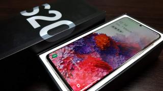 Samsung Galaxy S20 Unboxing + comparaţie cu iPhone 11 Pro: cel mai compact telefon cu filmare 8K, ecran de 120 Hz