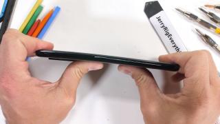 Samsung Galaxy S20 Ultra 5G este foarte rezistent conform testelor lui JerryRigEverything; Iată-l zgâriat, ars, dar nu şi îndoit (Video)