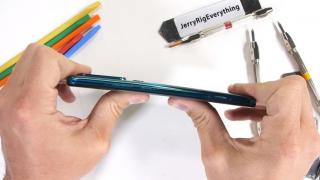Mi Note 10 este cel mai rezistent telefon Xiaomi testat de JerryRigEverything; Iată device-ul torturat în faţa camerei (Video)
