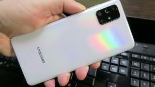 Samsung Galaxy A71: Design din policarbonat, dar arătos, confortabil şi uşor