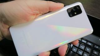 Samsung Galaxy A51: Design sidefat, arătos, aderență OK a carcasei