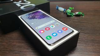 Samsung Galaxy S20: Design mignon, compact, din materiale premium