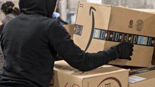 Amazon a suspendat conturile a 4000 de vânzători pentru preţuri umflate la produse vitale pe timp de pandemie Covid-19