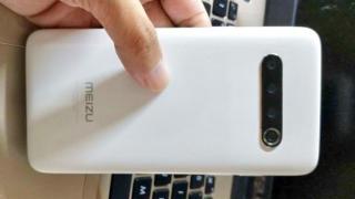 Meizu 17 apare într-o fotografie reală şi are o cameră în stil LG; Aflăm și dotările sale