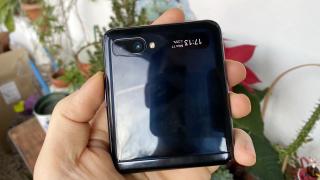 Samsung Galaxy Z Flip: Design clar evoluat faţă de Moto RAZR şi Galaxy Fold