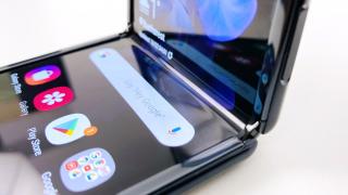 Samsung Galaxy Z Flip: Display-ul se îndoaie, dar e OK, nu trebuie să te sperii :)