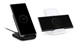 Prezentare Samsung Wireless Charger Stand: încărcător wireless la 15W cu ventilator şi utilizare a telefonului în landscape/portret