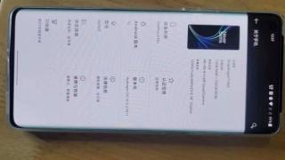 OnePlus 8 Pro apare într-o fotografie hands on, cu dotările la vedere