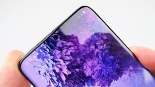 Samsung Galaxy S21 este testat într-o variantă prototip ce aduce cameră selfie cu OIS la bord