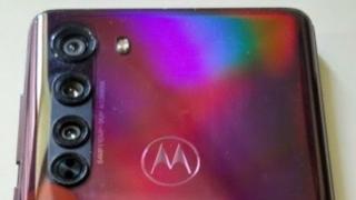 Motorola Edge apare în prima fotografie reală și are cameră triplă cu senzor principal de 64 mpx