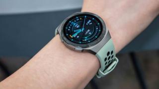 Huawei Watch GT 2e ajunge în România cu bonusuri speciale: cântar inteligent şi preţ atractiv