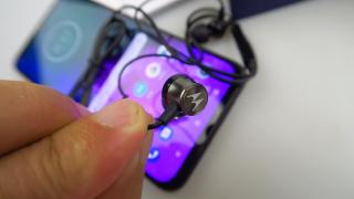 Motorola One Zoom: Acustică mono, pe speaker multifuncțional (apeluri şi muzică)