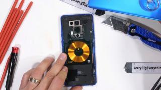 OnePlus 8 Pro este desfăcut în faţa camerei de JerryRigEverything; Bobina de încărcare wireless arată impresionant (Video)