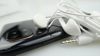 Huawei P40 Lite: Acustică pe bază de difuzor singular, foarte „gălăgios” la jocuri