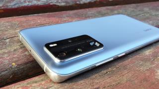 Huawei prinsă folosind fotografii realizate cu aparate DSLR pentru a promova o competiție foto pentru telefoane; Își cere scuze