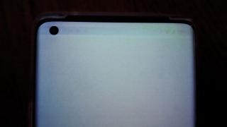Continuă problemele cu ecranul lui OnePlus 8 Pro: nuanţe verzi, retenţie de imagine, o bară neagră sus