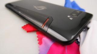 ASUS ROG Phone II: Design stilizat, cu irizaţii, materiale premium, dar masiv