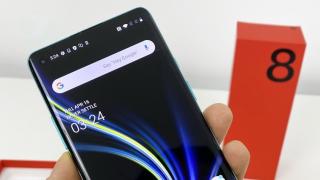 Gata cu nuanțele verzui pe ecranele telefoanelor OnePlus 8 și OnePlus 8 Pro; Avem o actualizare ce ne scapă de problema vizuală