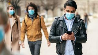 Utilizatorii de iPhone pot debloca acum mai uşor telefoanele când poartă mască de protecţie contra Covid-19, chiar și cu Face ID activat