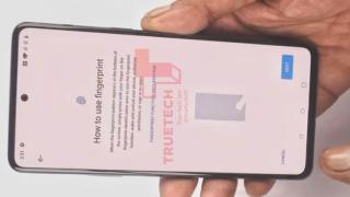 OnePlus Z se afișează într-o fotografie hands-on, care ne arată un ecran plat şi decupaj centrat pentru camera selfie
