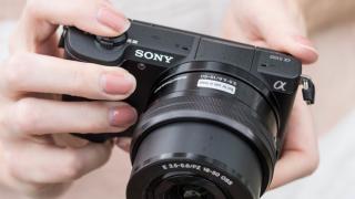 Altex vine cu noi Reduceri REALE și ne propune astăzi un laptop de gaming, mirrorless Sony ieftin și telefon cu zoom optic 3x