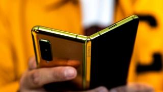 Noul pliabil Samsung Galaxy Fold 2 va sosi pe negru și maro; Debutul rămâne stabilit pentru luna august