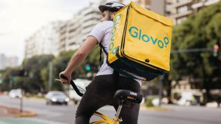 Glovo îți va livra acum și produse electronice grație unui parteneriat încheiat cu evoMAG.ro; Livrare în 60 de minute!