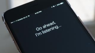 Apple cumpără un startup AI cu scopul de a îmbunătăți asistentul vocal Siri la capitolul machine learning