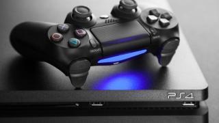 Turul Magazinelor #712: Reduceri PlayStation Days of Play - controller și cască VR, trotinetă electrică şi telefon cu 4 GB RAM la preţ mic