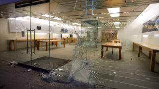 Apple ia decizia de a închide multe dintre magazinele sale din SUA după jafurile petrecute în ultimele zile