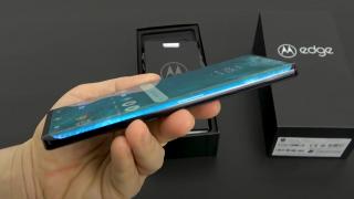 Motorola Edge unboxing: primul telefon cu adevărat tentant şi inovator Motorola de la Moto Z încoace (Video)