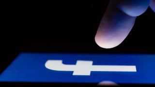 Aplicaţia Facebook de pe Android va primi Dark Mode şi un tracker pentru Covid-19; Iată detalii