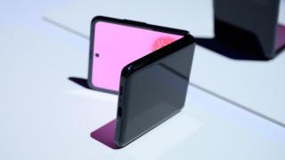 Samsung și Corning încheie un parteneriat pentru dezvoltarea de soluții UTG destinate telefoanelor pliabile