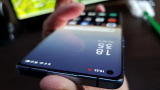 Oppo Reno 3 Pro (5G): Design premium, confortabil, gradient atractiv