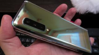 Samsung Galaxy Fold: Camera lui Galaxy S10+ portată pe un format mai generos