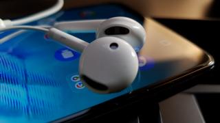 Allview Soul X7 Pro: Acustică mono, cu volum şi bas OK, căşti stil EarPods