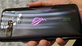 ASUS ROG Phone 3 apare într-o fotografie hands on + câteva dotări scăpate: baterie de 6000 mAh, cameră triplă, CPU Snapdragon 865