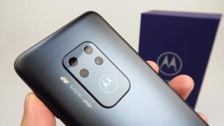 REDUCERI REALE ALTEX: azi smartphone cu zoom optic 3x la 1.199 lei și televizor Philips cu Ambilight