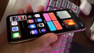 Back Tap este cea mai nouă funcție descoperită în iOS 14 și permite realizarea de acțiuni rapide prin gesturi dublu tap în spatele iPhone-ului
