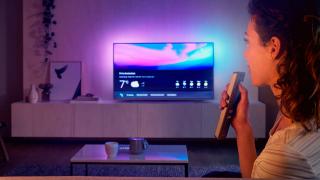 REDUCERI REALE ALTEX: azi avem televizor Philips 4K cu Ambilight și volan gaming Ferrari pentru PC