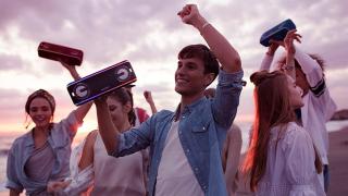 REDUCERI REALE Altex: azi avem televizor Sony de 139 cm și boxă portabilă pentru luat la pisicină