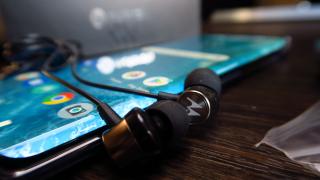 Motorola Edge: Display nemărginit, curbat, viu colorat