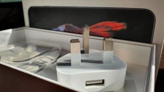 Apple încearcă marea cu degetul, întreabă posesorii de iPhone-uri ce fac cu încărcătorul vechi